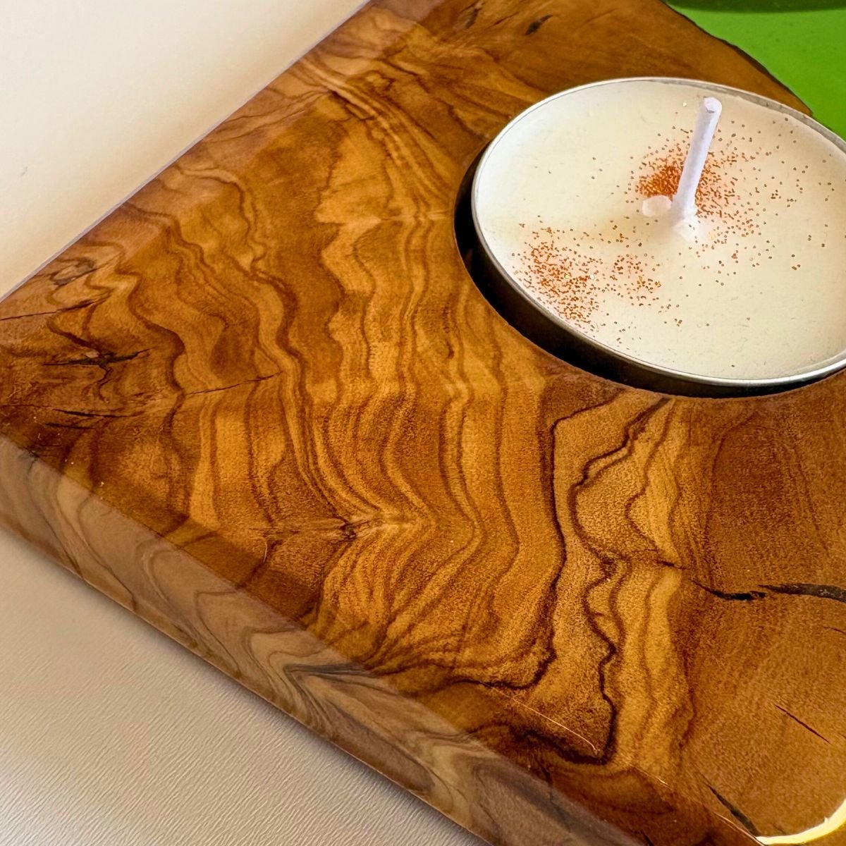 Posavelas con madera de olivo y resina