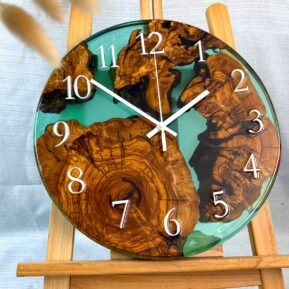 reloj de pared artesanal madera de olivo y resina verde agua hecho a mano