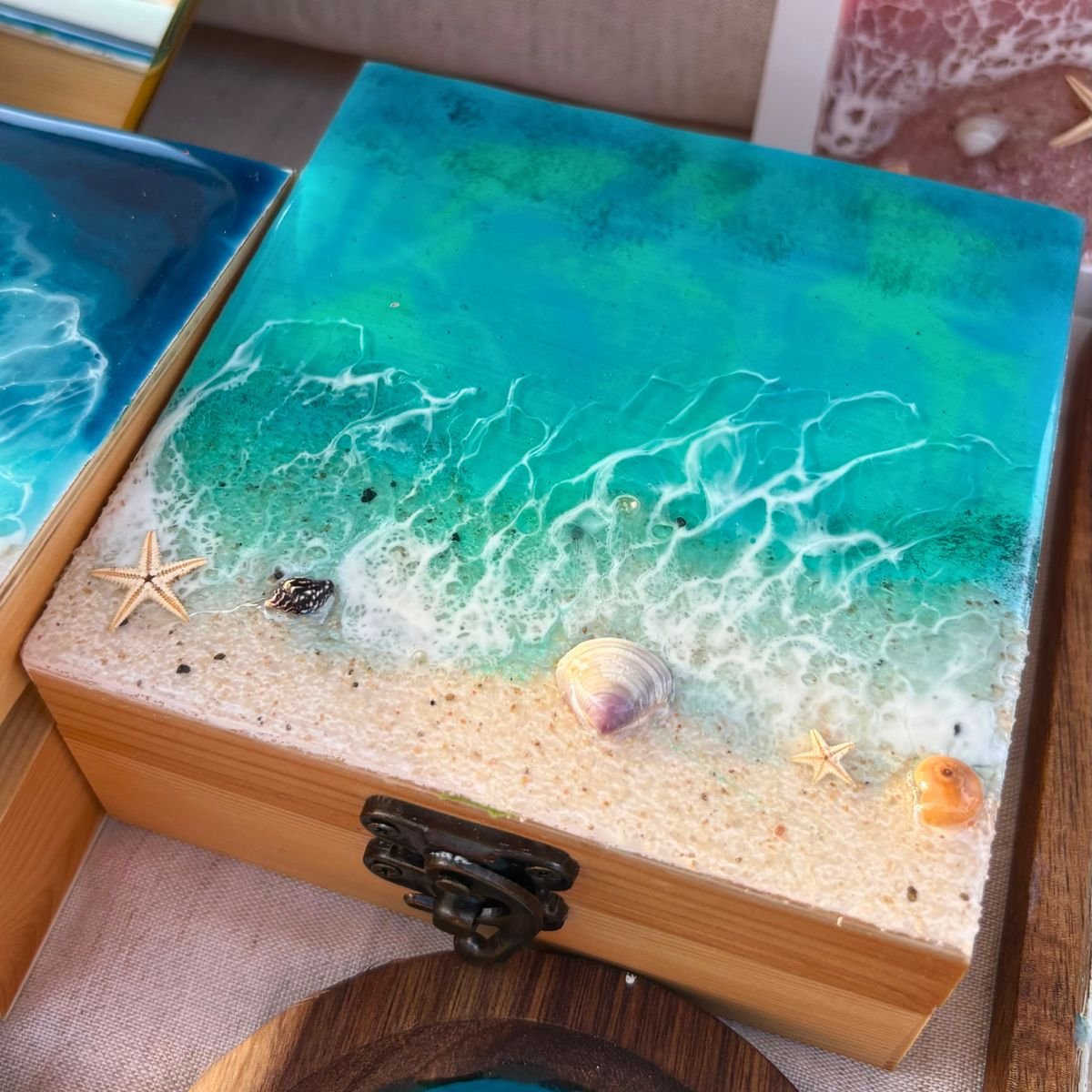 Joyero ocean art en resina con arena y conchas marinas