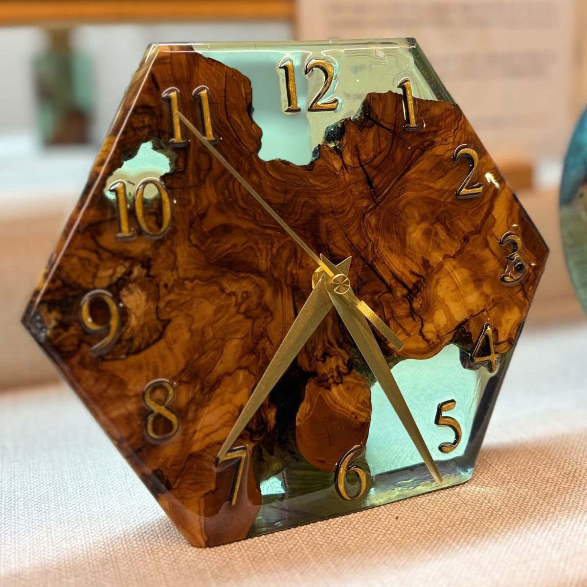 Reloj de escritorio artesanal en madera y resina | Yami ResinArt