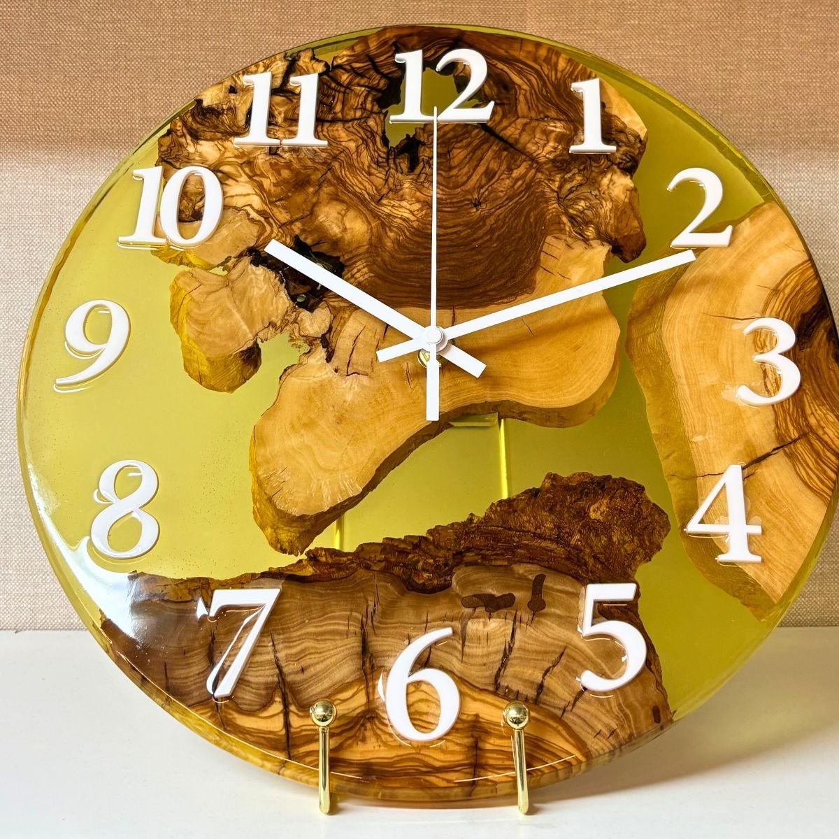 reloj de pared en madera de olivo y resina amarilla artesanal