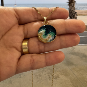 Colgante base acero efecto mar dorado en resina cala