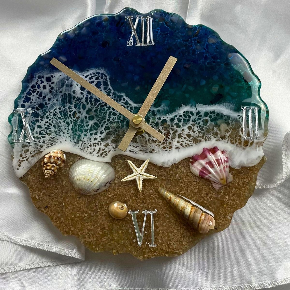 reloj decorativo de playa con conchas y efecto océano romanos
