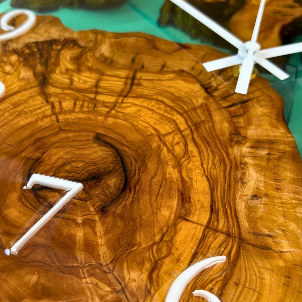 detalle reloj artesanal en madera de olivo y resina