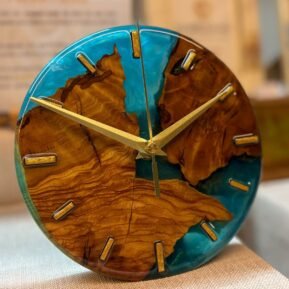 Reloj de escritorio redondo en madera de olivo y resina turquesa