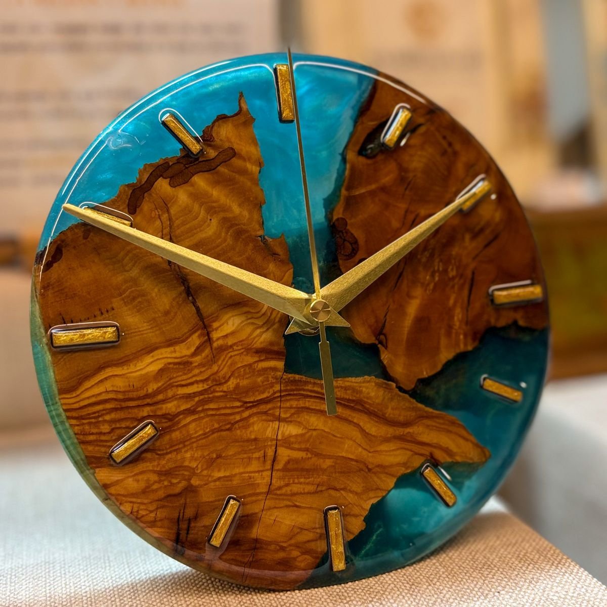 Reloj de escritorio redondo en madera de olivo y resina turquesa