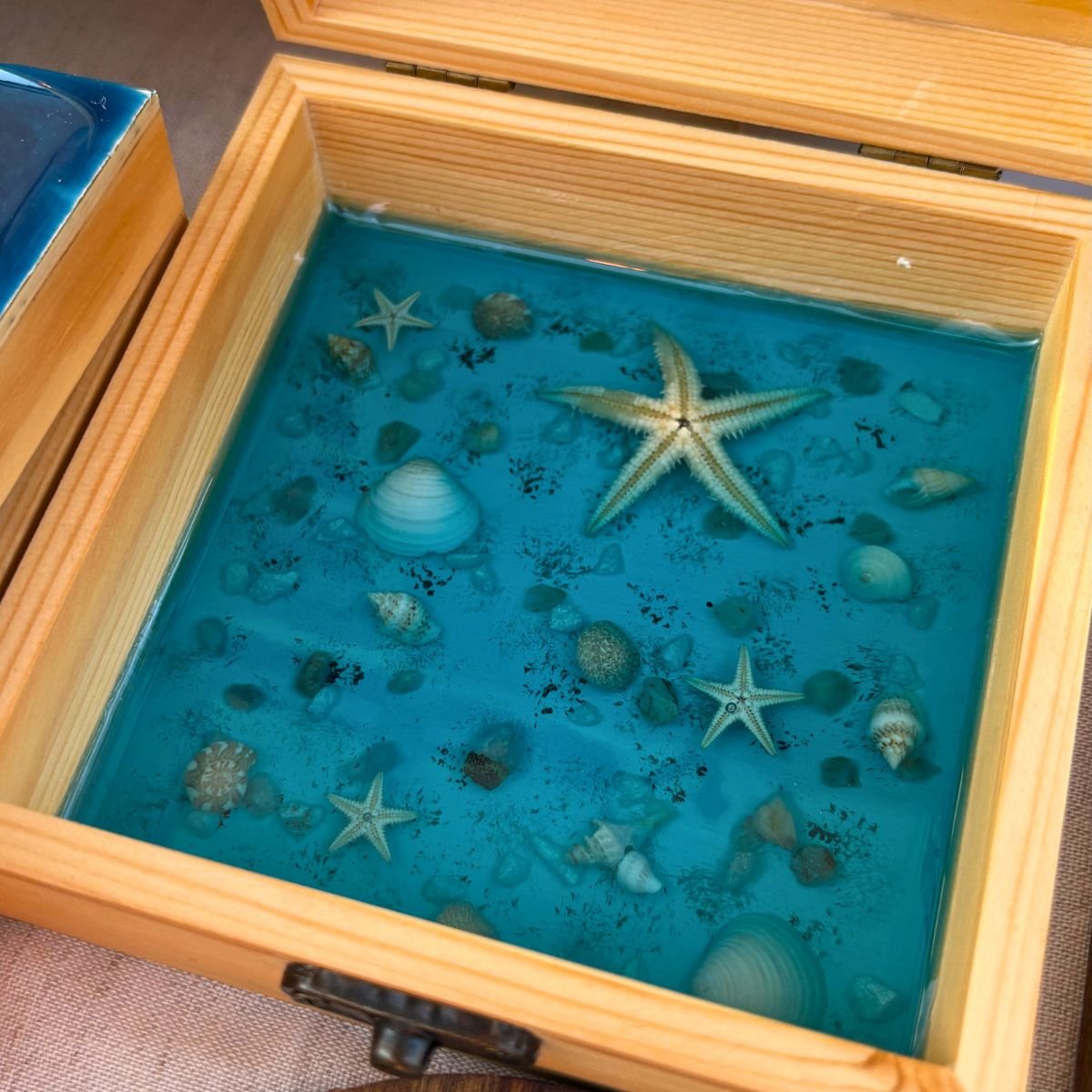 Interior de joyero ocean art en resina con arena natural y conchas