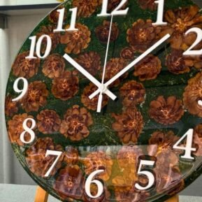 reloj artesanal con piñas naturales y musgo encapsulados en resina