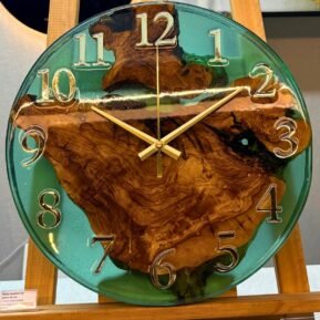 reloj de pared artesanal en madera de olivo y resina hecho a mano
