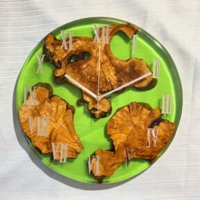 reloj artesanal de pared en madera de olivo y resina verde intenso