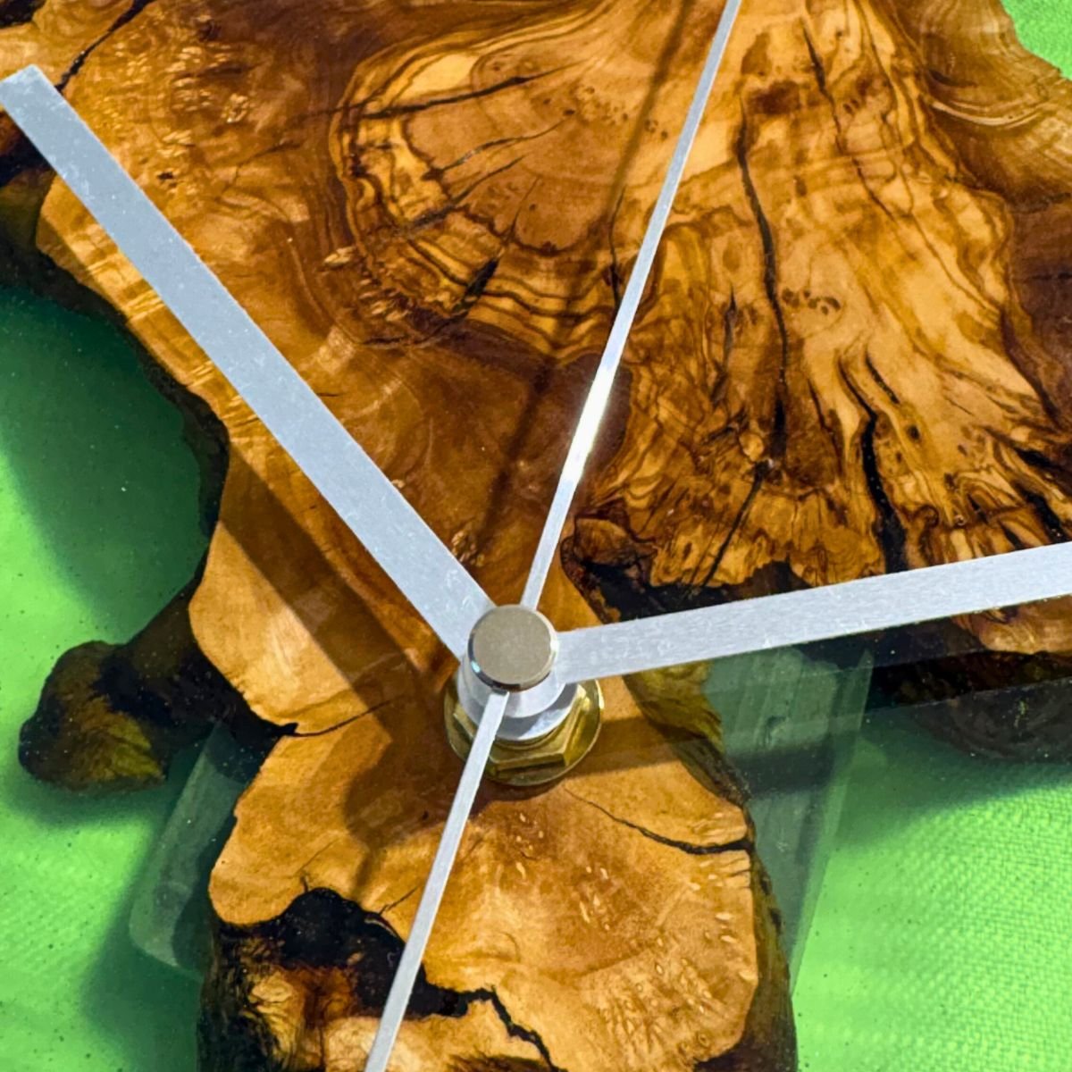 detalle reloj madera de olivo y resina hecho a mano