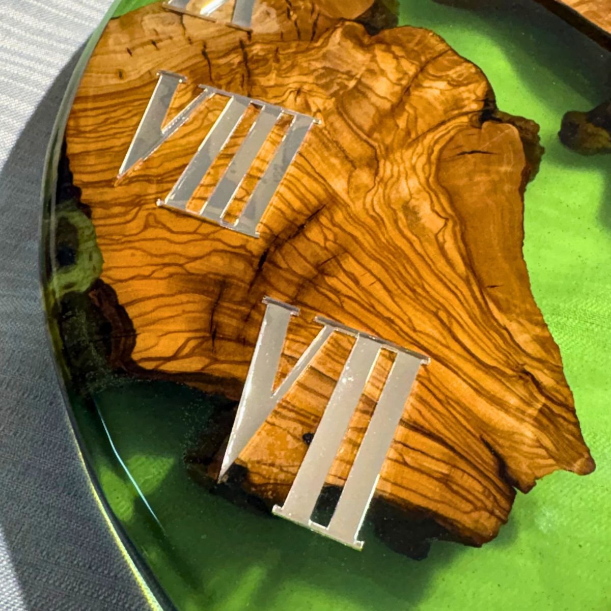 detalle reloj madera de olivo y resina hecho a mano