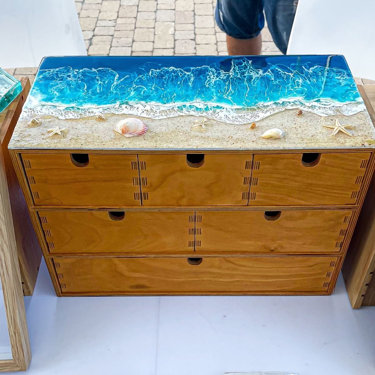 Restauración mueble personalizado con resina ocean art